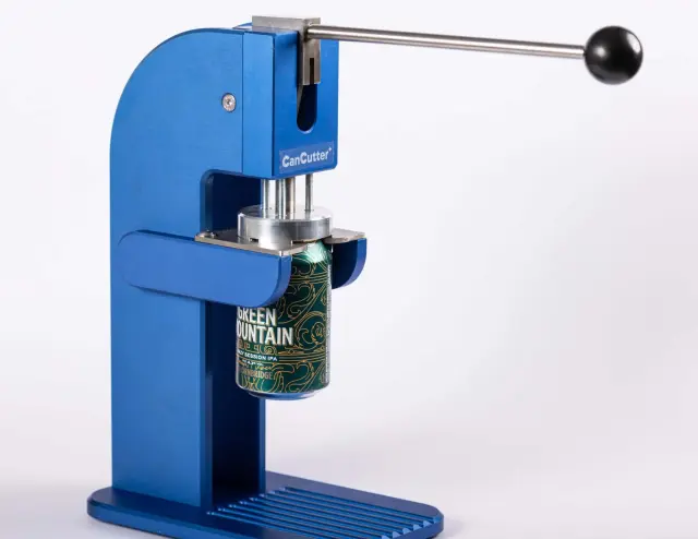 CanCutter mit eingelegter Getränkedose, Gesamtansicht