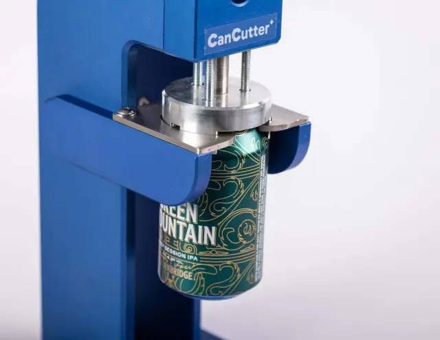 Getränkedose im CanCutter, seitliche Ansicht